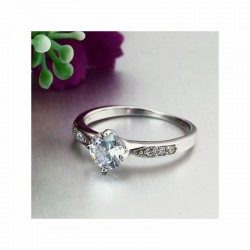 Anillo de boda diseño solitario fabricado en plata de ley 925 con circón central y cristales blancos