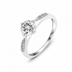 Anillo de boda diseño solitario fabricado en plata de ley 925 con circón central y cristales blancos