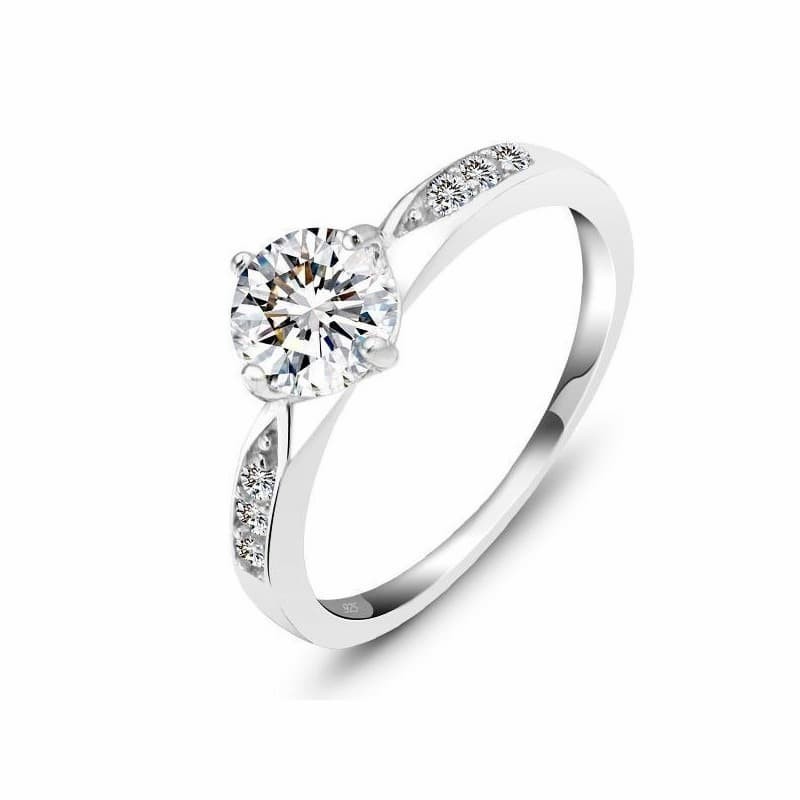 Anillo de boda diseño solitario fabricado en plata de ley 925 con circón central y cristales blancos