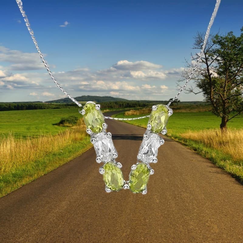 Collar de plata de ley 925 con colgante de la letra V adornado con piedras peridotos y topacios.