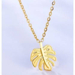 Collar dorado para mujer con colgante en forma de hoja detallada, fabricado en acero inoxidable chapado en oro.