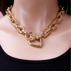 Gargantilla dorada de eslabones grandes con dije de corazón chapada en oro de 18k para mujer.