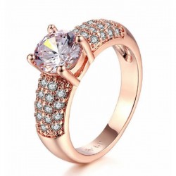 Anillo solitario para mujer con baño de oro rosa de 14k y piedra de cristal blanco central facetada.