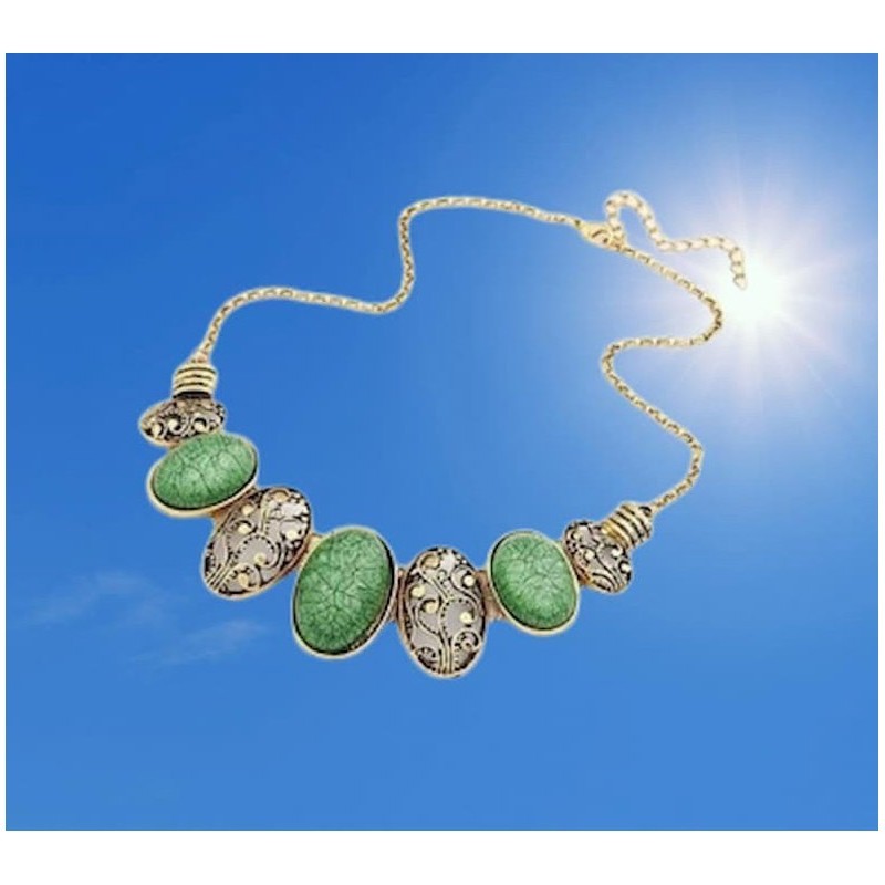 Collar artesanal para mujer fabricado a mano con una secuencia de piedras facetadas en color verde esmeralda y cierre de acero.