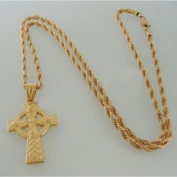 Collar para hombre en acero chapado en oro con colgante de cruz celta detalladamente tallada.