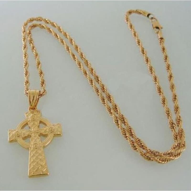 Collar para hombre en acero chapado en oro con colgante de cruz celta detalladamente tallada.