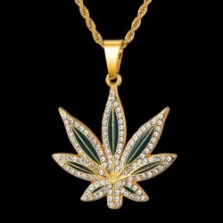 Collar para hombre de estilo hip hop con colgante en forma de hoja de arce y piedras brillantes blancas.