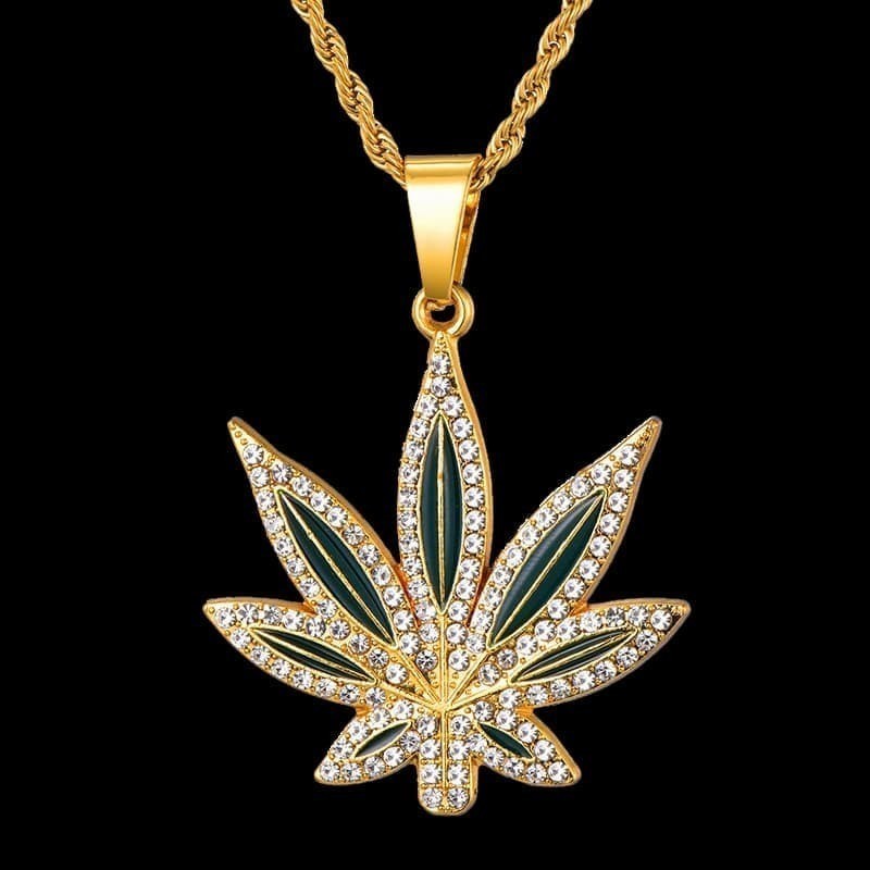 Collar para hombre de estilo hip hop con colgante en forma de hoja de arce y piedras brillantes blancas.