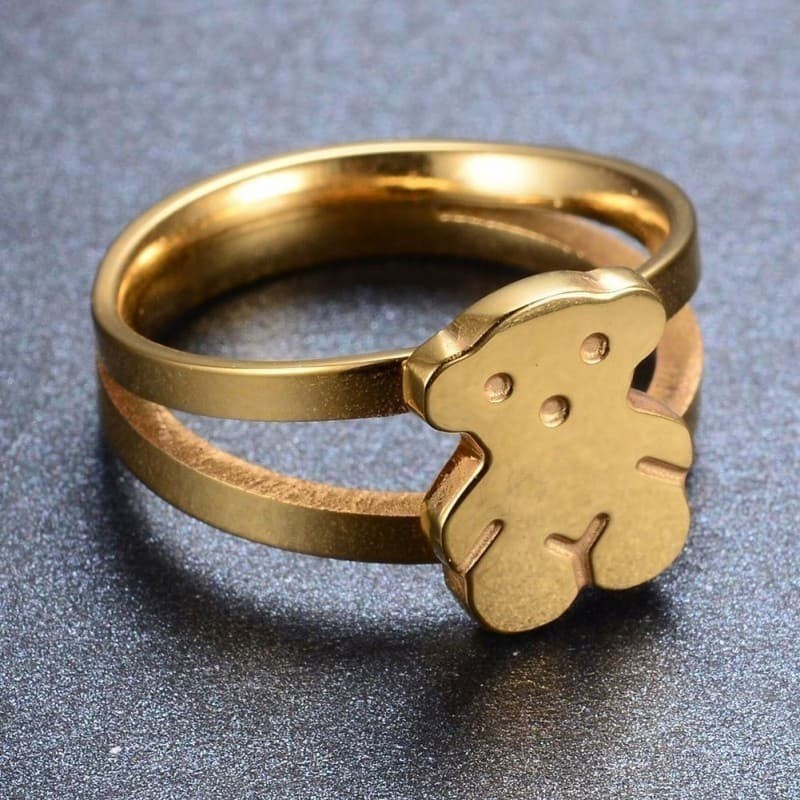 Anillo para mujer de acero de titanio en color dorado con diseño de oso central.
