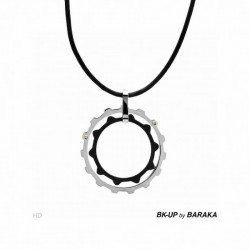 Collar de acero inoxidable con colgante en forma de rueda calada de la marca By Baraka