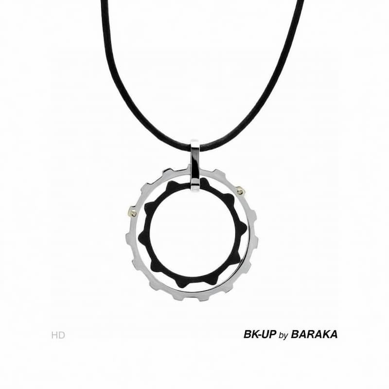 Collar de acero inoxidable con colgante en forma de rueda calada de la marca By Baraka