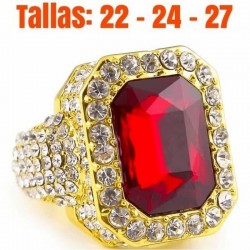 Anillo de sello para hombre con piedra central roja facetada y cerco de cristales blancos brillantes.