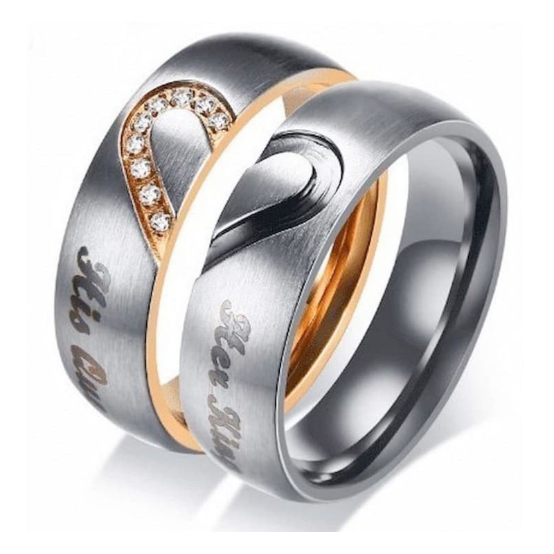 Anillo de compromiso con diseño de corazón central engastado con circonitas brillantes.