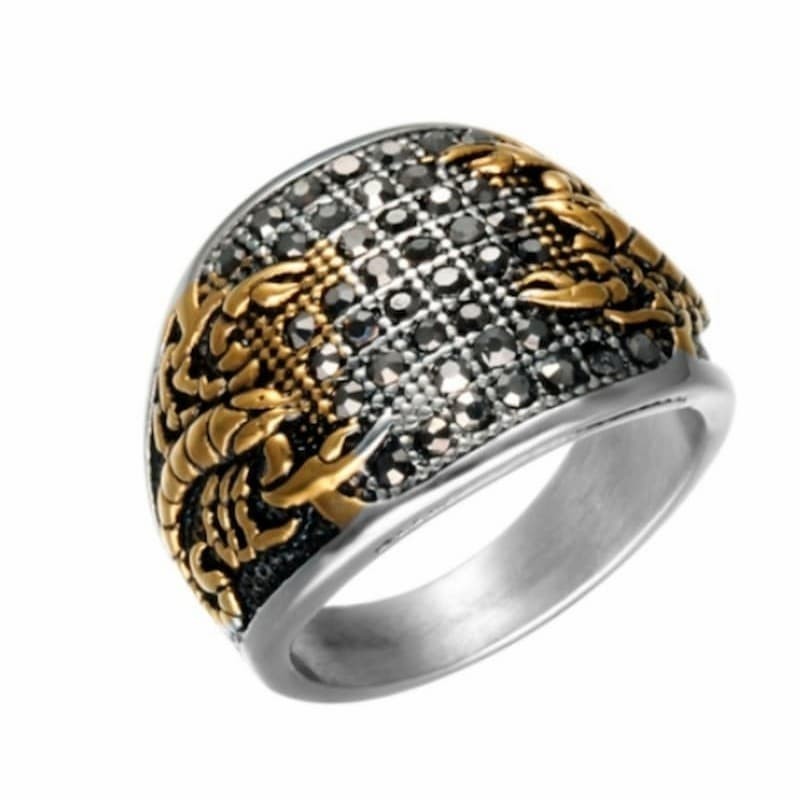 Anillo de acero inoxidable para hombre con diseño punk de escorpión tallado en relieve.