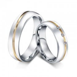 Pareja de alianzas de compromiso en acero inoxidable con chapado en oro y circonitas incrustadas.