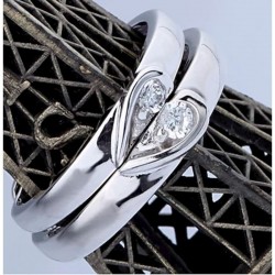 Pareja de alianzas ajustables en plata de ley 925 con detalle de corazón y cristal blanco central.