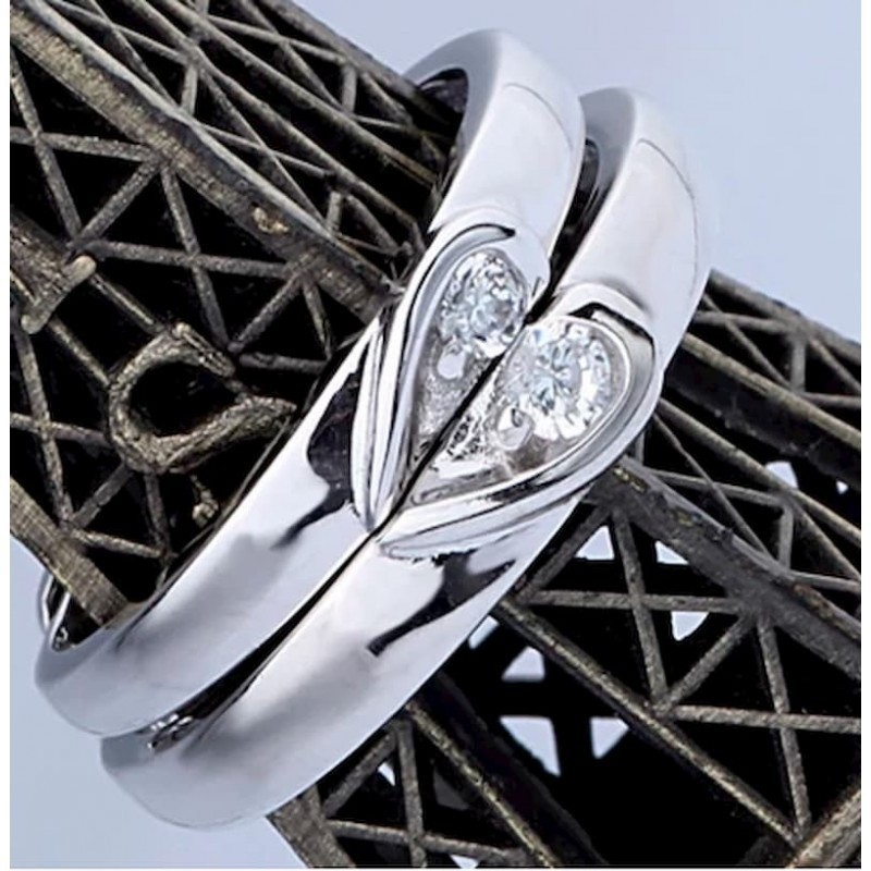 Pareja de alianzas ajustables en plata de ley 925 con detalle de corazón y cristal blanco central.