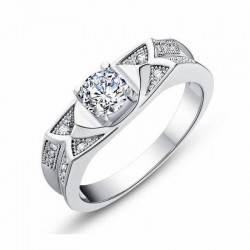 Anillo chapado en plata con gran diamante artificial central y banda de pequeñas circonitas blancas.