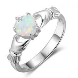 Anillo de diseño Claddagh tradicional en plata de ley 925 con piedra de ópalo central.