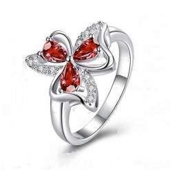 Anillo de mujer en talla 17 con combinación de piedras rojas centrales y cristales blancos laterales.