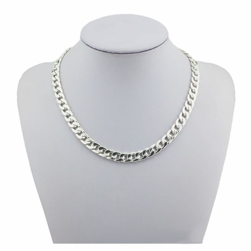 Collar de cadena larga chapado en plata fina de 90 cm de longitud y 7 mm de grosor.