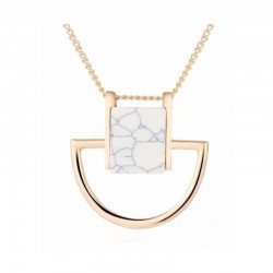 Collar de diseño exclusivo con colgante de piedra natural facetada y cadena elegante.