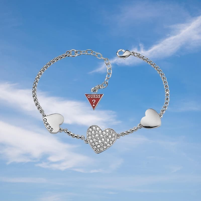 Pulsera de acero inoxidable marca Guess con colgante de corazón central y cristales de strass austriaco.