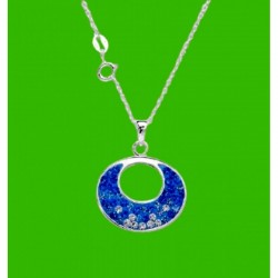 Collar de plata de ley 925 con colgante de diseño curvo esmaltado en color azul intenso y detalles brillantes.