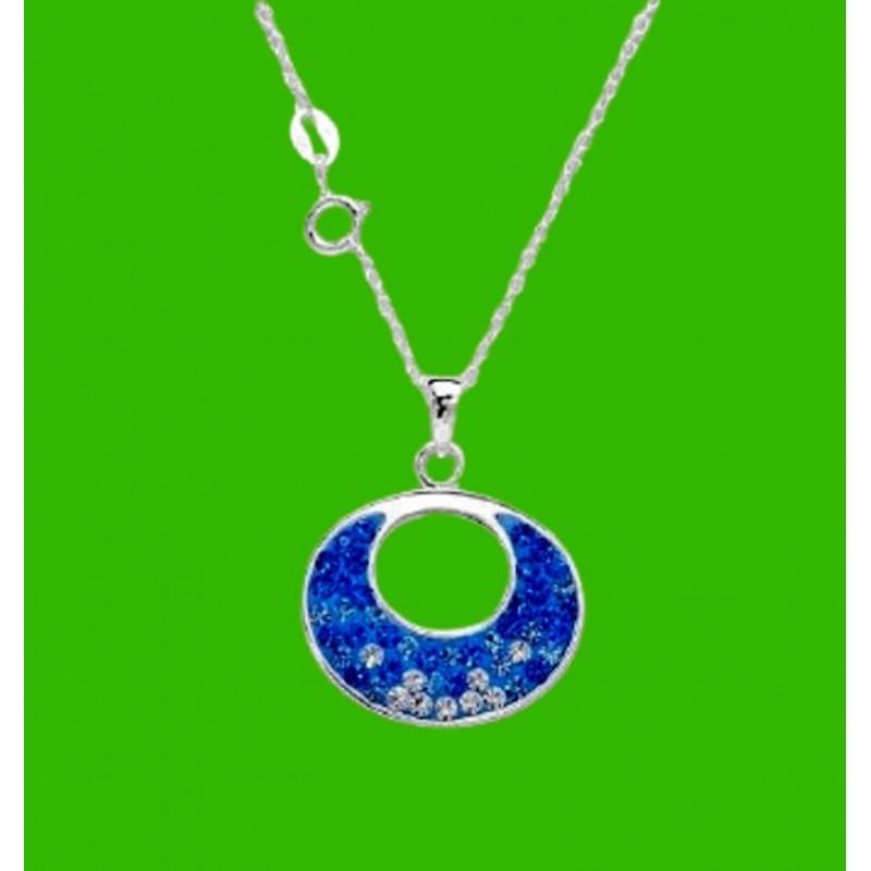 Collar de plata de ley 925 con colgante de diseño curvo esmaltado en color azul intenso y detalles brillantes.