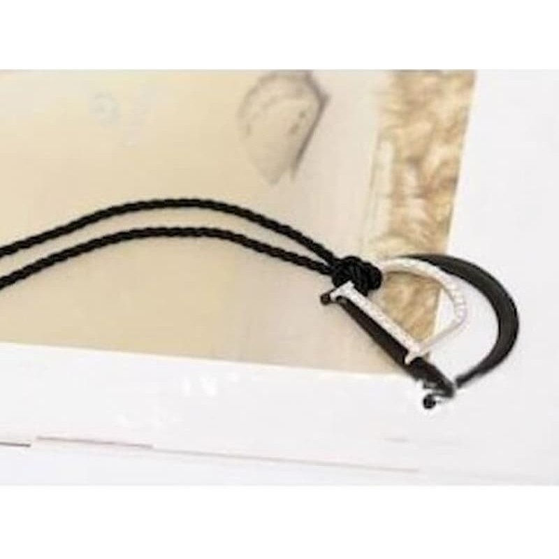 Collar dorado de mujer con colgante en forma de letra D adornado con cristales brillantes pavé.