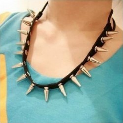 Gargantilla tipo choker para mujer de polipiel negra con detalles y herrajes en acero inoxidable estilo punk rock.