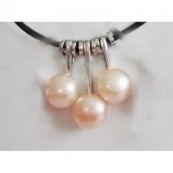 Collar sutil para mujer con colgante de tres perlas blancas de 7 mm alineadas verticalmente.