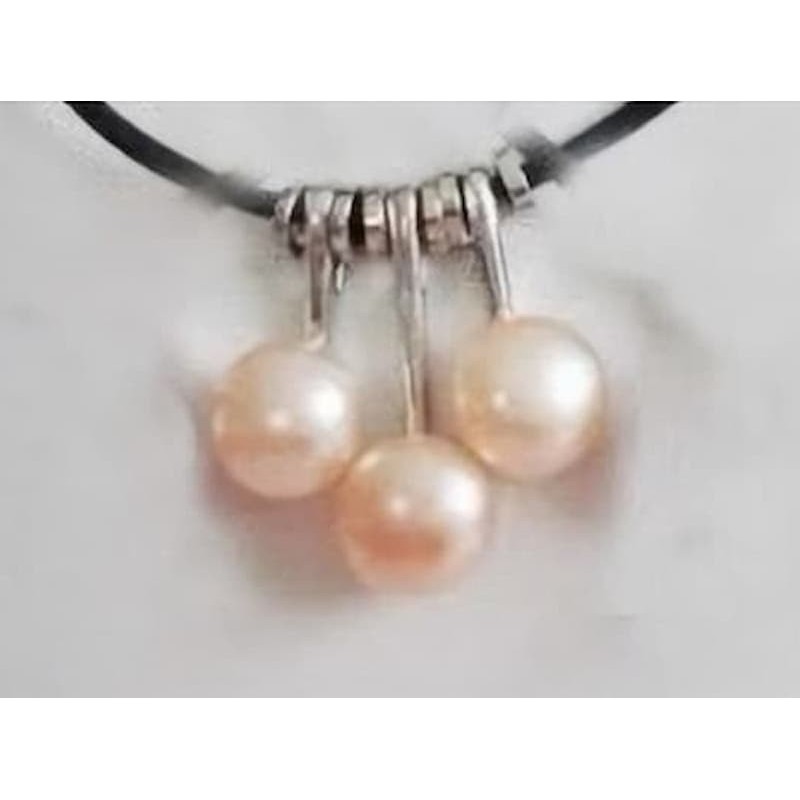 Collar sutil para mujer con colgante de tres perlas blancas de 7 mm alineadas verticalmente.