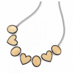 Collar de mujer con colgante compuesto por corazones entrelazados y una pieza ovalada en tono marrón claro translúcido.