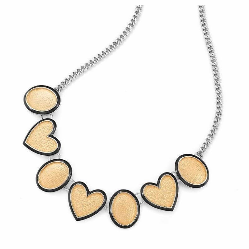 Collar de mujer con colgante compuesto por corazones entrelazados y una pieza ovalada en tono marrón claro translúcido.