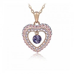 Collar de acero inoxidable con baño de oro de 18k y colgante en forma de corazón engastado con brillantes piedras de cristal.