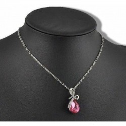 Collar de acero con acabado plateado y colgante de piedra de cristal facetado en color rosa romántico.