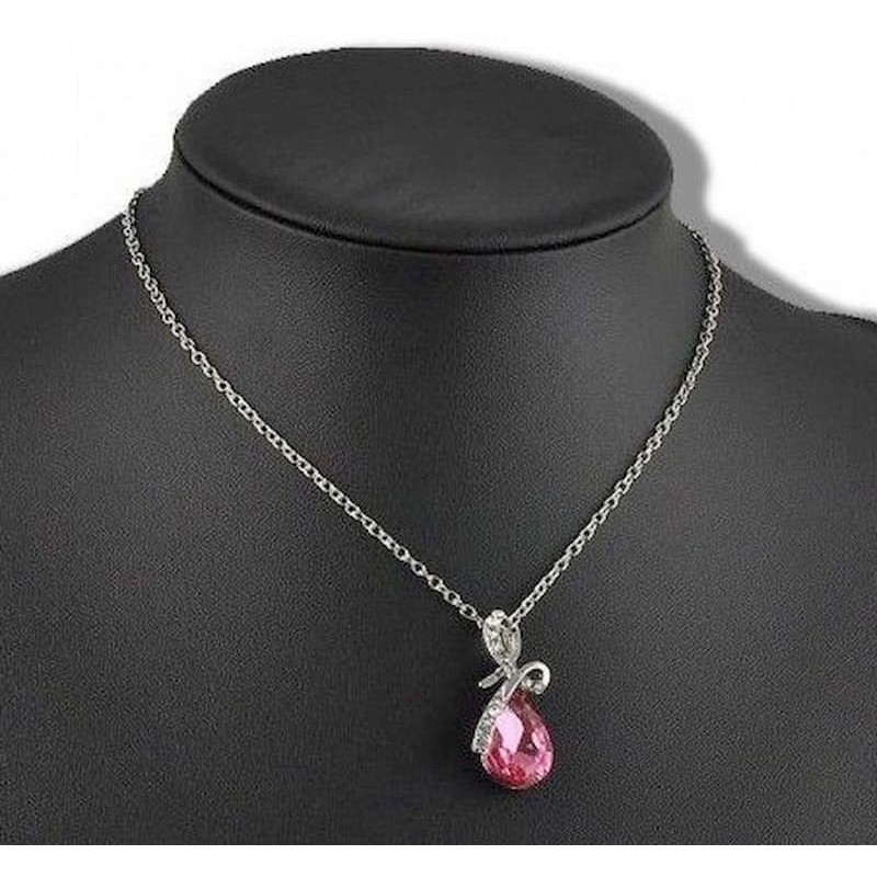 Collar de acero con acabado plateado y colgante de piedra de cristal facetado en color rosa romántico.