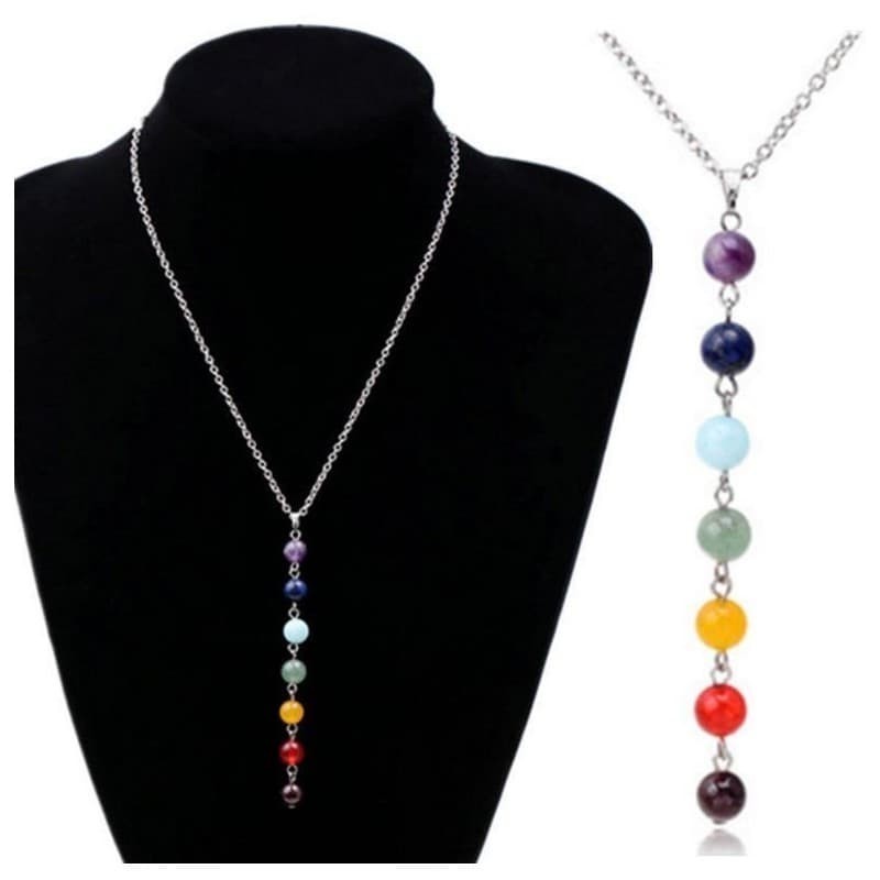 Collar de acero plateado con colgante de los 7 chakras representado por perlas de colores vibrantes.