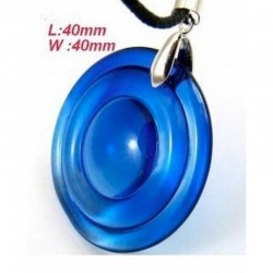 Collar para mujer con colgante circular de cristal artístico estilo Murano en color azul con vetas brillantes.