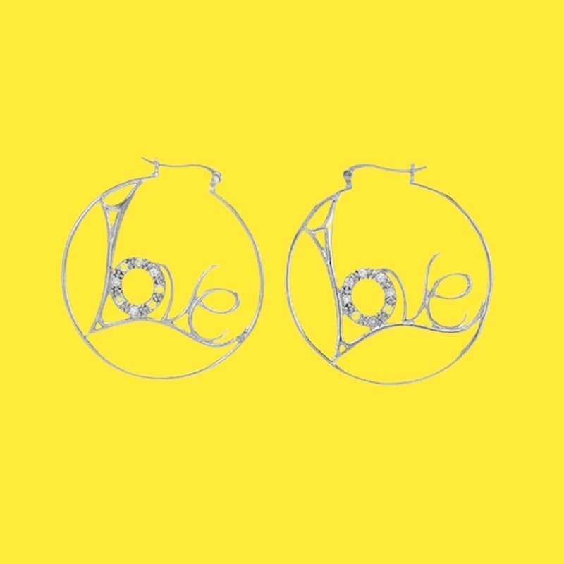 Pendientes de aro para mujer fabricados en plata de primera ley 925 con la palabra LOVE integrada en el diseño.