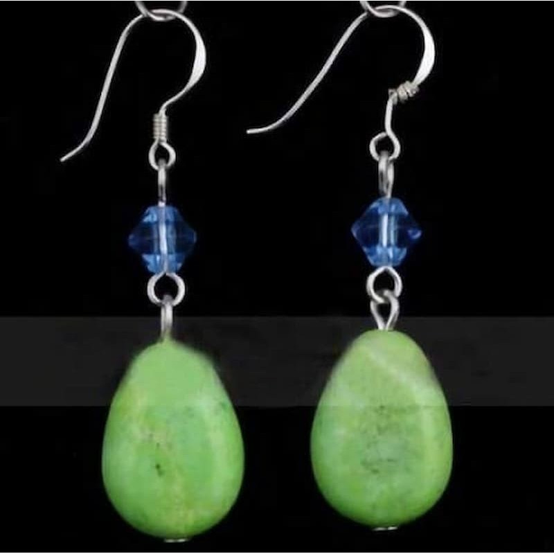 Pendientes colgantes con ganchos chapados en plata, cristal azul facetado y cuentas de piedra turquesa.