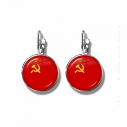 Pendientes circulares de color rojo con símbolo ideológico en contraste, diseño original de la sección outlet.