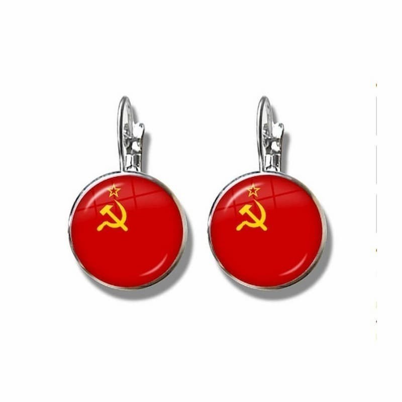 Pendientes circulares de color rojo con símbolo ideológico en contraste, diseño original de la sección outlet.