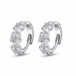 Pendientes para mujer con forma de flor de camelia blanca, adornados con cristales brillantes sobre base metálica.