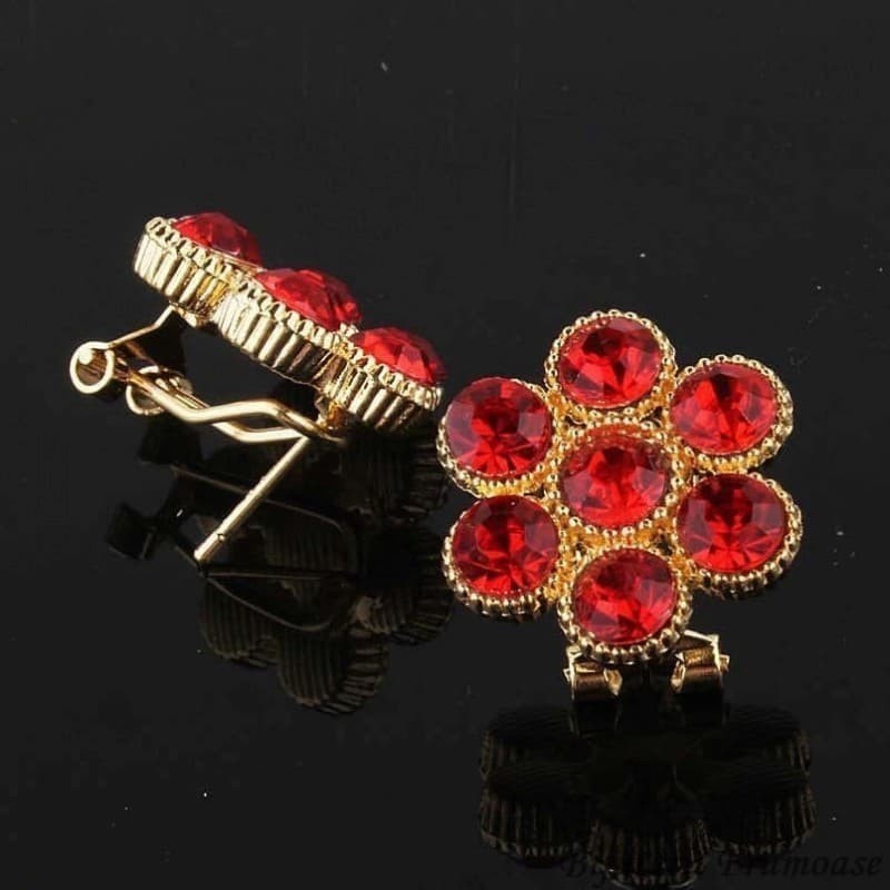 Pendientes para mujer chapados en oro con piedras facetadas de cristal austriaco en color rojo intenso.