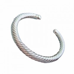 Pulsera rígida abierta con acabado en plata de ley 925 de diseño liso y estilo contemporáneo.