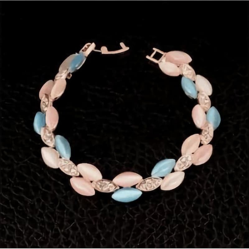 Pulsera de eslabones bañada en oro rosa con piedras de ópalo de reflejos irisados.