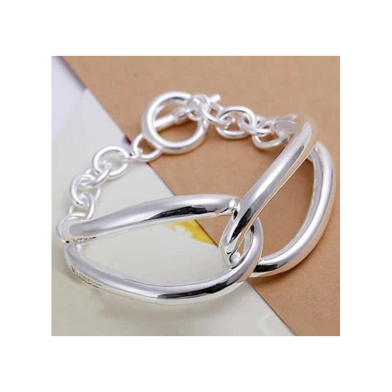 Pulsera plateada de cadena fina con diseño minimalista y acabado pulido brillante.