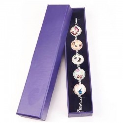 Pulsera para mujer adornada con detalles de mariposas troqueladas y acabado brillante.